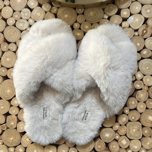 Abercrombie and Fitch, beige furry slippers size medium large - Picture 2 of 3